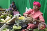 Banjarmasin, 10/7 - JUAL DI EMPERAN TOKO - Dua pedagang menjual buah dagangannya di emperan ruko setelah kios liar tempatnya berjualan di bongkar petugas Satpol PP kota Banjarmasin melalui empat surat pemberitahuan sebelumnya, Selasa (10/7). Delapan belas pedagang buah di kawasan tersebut mengaku belum memiliki alternatif tempat lain untuk berjualan. Foto ANTARA/Herry Murdy Hermawan/B