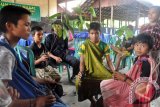 Barabai, 2/7 - HADIAH POHON MERANTI - Sebanyak 120 orang anak kurang mampu mengikuti sunatan massal yang digelar Pemerintah Daerah Kab. HST bekerja sama dengan Kelompok Tani dan Nelayan Andalan (KTNA) Kecamatan Batang Alai Timur, TNI/Polri dan Dinas Kesehatan Kabupaten HST, Kamis(28/6). Setelah di khitan mereka menerima bingkisan serta hadiah sebatang pohon meranti  sebagai kenang kenangan pada saat dewasa nanti.(Foto ANTARA/Fathu/humas/C)