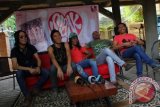 Kelompok musik Slank yang terdiri dari Abdee, Bimbim,Kaka, Ivanka dan Ridho saat peluncuran album terbaru bertajuk "I SLANK U" di markas Slank, Gang Potlot, Duren Tiga, Jakarta Selatan, Senin (16/7). 