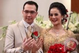 Artis sekaligus presenter Astrid Tiar (kanan) bersama pasangannya Gerhard Reinaldi Situmorang (kiri) seusai menjalani kebaktian perjanjian nikah di Gereja HKBP Menteng, Jakarta, Sabtu, (21/7). Pernikahan Astrid dan Reinaldi dilakukan dengan proses Batak dan ritual Sibuha-buhai dengan prosesi dimana mempelai pria menjemput mempelai wanita sebelum melaksanakan pemberkatan. FOTO ANTARA/Agus Apriyanto