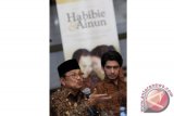 Mantan presiden BJ. Habibie (kiri) bersama Reza Rahadian (kanan) pemeran Habibie dalam film Habibie & Ainun pada konferensi pers film tersebut di Jakarta, Minggu, (15/7). 