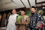 Ketua Umum PBNU, Said Aqil Siraj (tengah), Presiden Direktur dan Pendiri Mizan, Haidar Bagir (kiri), dan penulis buku Atlas Wali Songo, Agus Sunyoto (kanan), berfoto bersama saat peluncuran buku Atlas Wali Songo: Buku Pertama yang Mengungkap Wali Songo Sebagai Fakta Sejarah di Kantor Pusat PBNU, Jakarta, Kamis (5/7). Buku ini merupakan sumber referensi untuk kalangan akademisi, mubaligh, budayawan, aktivis, agar pemahaman, strategi sosial dan langkah-langkah pengembangan masyarakat yang pernah dilakukan Wali Songo dapat dipelajari kembali. FOTO ANTARA/Ismar Patrizki