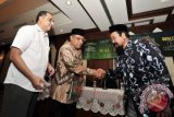 Ketua Umum PBNU, Said Aqil Siraj (tengah), disaksikkan Presiden Direktur dan Pendiri Mizan, Haidar Bagir (kiri), menjabat tangan penulis buku Atlas Wali Songo, Agus Sunyoto (kanan), saat peluncuran buku Atlas Wali Songo: Buku Pertama yang Mengungkap Wali Songo Sebagai Fakta Sejarah di Kantor Pusat PBNU, Jakarta, Kamis (5/7). Buku ini merupakan sumber referensi untuk kalangan akademisi, mubaligh, budayawan, aktivis, agar pemahaman, strategi sosial dan langkah-langkah pengembangan masyarakat yang pernah dilakukan Wali Songo dapat dipelajari kembali. FOTO ANTARA/Ismar Patrizki