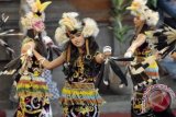Beberapa seniman Suku Dayak menirukan gerak burung Enggang dalam cerita Parang Maya saat tampil di arena Pesta Kesenian Bali ke-34, Taman Budaya Denpasar, Bali, Minggu (8/7). Tarian itu menceritakan perang fisik dan ilmu hitam antara dua pemuda Dayak Kenyah saat mereka memperebutkan seorang gadis. FOTO ANTARA/Nyoman Budhiana