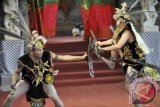 Dua seniman Suku Dayak berperang dalam cerita Parang Maya saat tampil di arena Pesta Kesenian Bali ke-34, Taman Budaya Denpasar, Bali, Minggu (8/7). Tarian itu menceritakan perang fisik dan ilmu hitam antara dua pemuda Dayak Kenyah saat mereka memperebutkan seorang gadis. FOTO ANTARA/Nyoman Budhiana