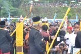 Tenggarong (ANTARA News Kaltim) - Wakil Menteri Pariwisata dan Ekonomi Kreatif Dr Sapta Nirwandar (kiri) bersama Gubernur Kaltim, Awang Faroek Ishak (kanan) menyalakan brong atau obor besar sebagai tanda dibukanya Festival Erau Adat Pelas Benua Etam 2012 di Stadion Rondong Demang Kota Tenggarong, Kabupaten Kutai Kartanegara Minggu (1/7). Festival yang dibuka Wakil Menteri Pariwisata dan Ekonomi Kreatif Dr Sapta Nirwandar akan berlangsung mulai 1 hingga 8 Juli 2012 dengan menampilkan berbagai upacara adat dari tradisi Kesultanan Kutai Kartanegara, lomba olah raga tradisional serta pameran pembangunan. (Amirullah/ANTARA)