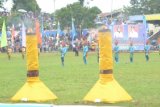 Tenggarong (ANTARA News Kaltim) - Sejumlah penari membawakan tarian kolosal pada pembukaan Festival Erau Adat Pelas Benua Etam 2012 di Stadion Rondong Demang Kota Tenggarong, Kabupaten Kutai Kartanegara, Minggu (1/7). Festival Erau Adat Pelas Benua Etam 2012 yang dibuka Wakil Meteri Pariwisata dan Ekonomi Kreatif Dr Sapta Nirwandar akan berlangsung mulai 1 hingga 8 Juli 2012 dengan menampilkan berbagai upacara adat dari tradisi Kesultanan Kutai Kartanegara, lomba olah raga tradisional serta pameran pembangunan. (Amirullah/ANTARA)