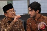 Mantan presiden BJ. Habibie (kiri) bersama Reza Rahadian (kanan) pemeran Habibie dalam film Habibie & Ainun pada konferensi pers film tersebut di Jakarta, Minggu, (15/7). 