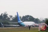 Pesawat penumpang milik maskapai Garuda Indonesia dengan nomor penerbangan GA 174 berjenis Boeing 737-800 dari Jakarta ke Pekanbaru tergelincir saat berusaha mendarat pada cuaca hujan deras di Bandara Sultan Syarif Kasim II, Pekanbaru, Riau, Selasa (17/7). FOTO ANTARA/Fachrozi Amri/ed/nz/12