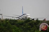 Pesawat penumpang milik maskapai Garuda Indonesia dengan nomor penerbangan GA 174 berjenis Boeing 737-800 dari Jakarta ke Pekanbaru tergelincir saat berusaha mendarat pada cuaca hujan deras di Bandara Sultan Syarif Kasim II, Pekanbaru, Riau, Selasa (17/7). FOTO ANTARA/Fachrozi Amri/ed/nz/12