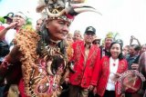 Gubernur Kalbar sekaligus Ketua Dewan Adat Dayak (DAD) Kalbar, Cornelis (dua kanan), tiba pada Pekan Gawai Dayak Sintang VII di Kabupaten Sintang, Kalbar, Rabu (18/7). Pekan Gawai Dayak Sintang VII yang diikuti 14 kecamatan se-Kabupaten Sintang tersebut, merupakan bentuk peringatan rasa syukur masyarakat Dayak Sintang, Kalbar kepada Tuhan. FOTO ANTARA/Jessica Helena Wuysang