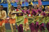 Tenggarong (ANTARA News Kaltim) - Sejumlah penari membawakan tarian kolosal pada pembukaan Festival Erau Adat Pelas Benua Etam 2012 di Stadion Rondong Demang Kota Tenggarong, Kabupaten Kutai Kartanegara, Minggu (1/7). Festival Erau 2012 yang dibuka Wakil Meteri Pariwisata dan Ekonomi Kreatif Dr Sapta Nirwandar akan berlangsung mulai 1 hingga 8 Juli 2012 dengan menampilkan berbagai upacara adat dari tradisi Kesultanan Kutai Kartanegara, lomba olah raga tradisional serta pameran pembangunan. (M Ghofar/ANTARA)