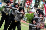 Sejumlah anggota Polisi Wanita (Polwan) dari Polda Kalbar melakukan atraksi ketangkasan menggunakan senjata api saat perayaan dalam rangka memperingati HUT Polri ke-66 di Mapolda Kalbar, di Pontianak, Minggu (1/7).