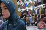 Seorang pedagang menggelar aneka jilbab, di PTM (Pasar Tradisional Modern) Pasar Minggu, Bengkulu, Jumat (27/7). Di bulan suci ramadhan tahun ini, permintaan jilbab melonjak hingga 100 persen dibanding bulan-bulan sebelumnya. (Foto Antarabengkulu.com/Dimas)