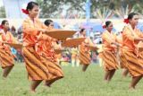 Tenggarong (ANTARA News Kaltim) - Sejumlah penari membawakan tarian kolosal pada pembukaan Festival Erau Adat Pelas Benua Etam 2012 di Stadion Rondong Demang Kota Tenggarong, Kabupaten Kutai Kartanegara, Minggu (1/7). Festival Erau 2012 yang dibuka Wakil Meteri Pariwisata dan Ekonomi Kreatif Dr Sapta Nirwandar akan berlangsung mulai 1 hingga 8 Juli 2012 dengan menampilkan berbagai upacara adat dari tradisi Kesultanan Kutai Kartanegara, lomba olah raga tradisional serta pameran pembangunan. (M Ghofar/ANTARA)