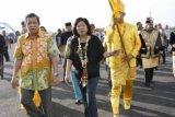 Tanjung Redeb (ANTARA News Kaltim) - Menteri Pariwisata dan Ekonomi Kreatif Mari Elka Pangestu dan rombongan tiba di Bandara Kalimarau, Kabupaten Berau, Minggu pukul 17.00 Wita, untuk meninjau kawasan Pulau Derawan sebagai daerah tujuan wisata. (Helda Mildiana/ANTARA)