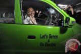 Menteri BUMN Dahlan Iskan melakukan uji coba mobil listrik jenis city car karya perancang Dasep Ahmadi di Jalan Raya Jatimulya, Depok, Jabar, Senin (16/7). FOTO ANTARA/Andika Wahyu/Koz/Spt/12.