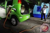 Perancang mobil listrik Dasep Ahmadi mengisi ulang baterai mobil listrik jenis city car rancangannya di pabrik PT. Sarimas Ahmadi Pratama, Jatimulya, Depok, Jabar, Senin (16/7). FOTO ANTARA/Andika Wahyu/Koz/Spt/12.