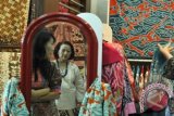 Pengunjung melihat-lihat koleksi batik yang dipajang pada Pameran Batik Warisan Budaya Dunia di Kantor Kementerian Perindustrian, Jakarta, Selasa (24/7). Ajang pameran yang diikuti perajin batik dari berbagai daerah di Indonesia akan berlangsung hingga 27 Juli 2012. FOTO ANTARA/Andika Wahyu/pd/12. 