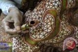 Seorang perempuan menggoreskan canting berisi malam saat membatik pada Pameran Batik Warisan Budaya Dunia di Kantor Kementerian Perindustrian, Jakarta, Selasa (24/7). Ajang pameran yang diikuti perajin batik dari berbagai daerah di Indonesia akan berlangsung hingga 27 Juli 2012. FOTO ANTARA/Andika Wahyu/pd/12. 