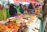 Samarinda (ANTARA News Kaltim) - Berbagai jajanan khas berbuka puasa ditawarkan para pedagang di Pasar Ramadan halaman parkir GOR Segiri Samarinda, Sabtu (21/7). Sebanyak 200 penjual jajanan meramaikan Pasar Ramadan terbesar di Samarinda yang menjual berbagai makanan tradisional dan modern baik untuk hidangan berbuka puasa maupun bersantap sahur. (Amirullah/ANTARA)