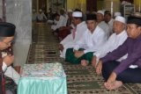 Samarinda (ANTARA News Kaltim) - Pemkot Samarinda kembali melanjutkan tradisi Safari Subuh yang dimulai sejak 2011 di era Wali Kota Syaharie Jaang dan Wakil Wali Kota Nusyirwan Ismail. Masjid Fathur Khair Jl P Suryanata simpang empat Air Putih, Sabtu (28/7), menjadi tempat perdana Safari Subuh 2012. Tampak wali kota dan wawali bersama jajarannya yang berbaur dengan jamaah setempat menyimak ceramah dari ustad Muhamad Yadi. (Humas Pemkot Samarinda)