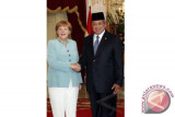 Presiden Susilo Bambang Yudhoyono (kanan) berbincang dengan Kanselir Jerman Angela Merkel (kiri) di Istana Merdeka, Jakarta, Selasa (10/7). (FOTO ANTARA/Widodo S. Jusuf/ss/nz/12.)
