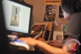 eorang pria mengakses internet di ruang kerjanya, Jakarta, Kamis (19/7). Setidaknya 830.000 alamat situs porno telah diblokir pemerintah namun pengelola menyiasatinya dengan alamat situs baru. Publik diharap melaporkan melalui email temuan alamat situs porno ke aduankonten@depkominfo.go.id. FOTOANTARA/Fanny Octavianus