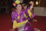 Tenggarong (ANTARA News Kaltim) - Salah satu kesenian yang ditampikan di Kedaton Kutai Kartanegara adalah Tari Jepen yang bebas disaksikan pengunjung Festival Erau 2012 di Tenggarong. (M Ghofar/ANTARA News Kaltim)