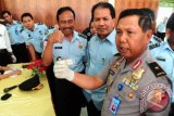 Kepala Badan Narkotika Nasional Provinsi (BNNP) Kalbar, Brigjen Pol Sugeng Heryanto (kanan), bersama Kepala Kanwil Kemenkumham Kalbar, Kulardono (dua kanan) dan Kepala Lembaga Permasyarakatan (Lapas) Kelas II A Pontianak, Sunarto (tiga kanan), memperlihatkan hasil tes urine petugas Lapas, di Pontianak, Senin (2/7). Tes urine yang digelar oleh BNNP Kalbar terhadap puluhan petugas Lapas Kelas II A Pontianak tersebut, bertujuan untuk mengantisipasi adanya peredaran narkoba di lingkungan penjara. FOTO ANTARA/Jessica Helena Wuysang/e