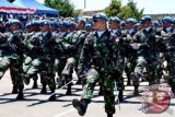 Sejumlah prajurit TNI yang tergabung dalam Kontingen Garuda (Konga) memberi penghormatan kepada Komandan UNIFIL (Force Commander) Mayor Jenderal Paolo Serra ketika prosesi pemberian penghargaan medali dari UNIFIL (United Nations Interim Force in Lebanon) atau UN Medal di Markas Indobatt, Adshid al Qusayr, Lebanon Selatan, Kamis (5/7).