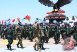 Komandan UNIFIL (Force Commander) Mayor Jenderal Paolo Serra (depan) memberi hormat kepada jajaran prajurit TNI yang tergabung dalam Kontingen Garuda (Konga) yang menerima penghargaan medali dari UNIFIL (United Nations Interim Force in Lebanon) atau UN Medal di Markas Indobatt, Adshid al Qusayr, Lebanon Selatan, Kamis (5/7). 