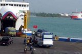 Merak (Antara Bali) - Dua kapal ferry melayani penyeberangan di Pelabuhan Merak pada lintas Merak - Bakauheni, Selasa (2/8). Untuk mengantisipasi kemacetan dan penumpukkan pihak PT ASDP menambah kapal ferry dari 32 menjadi 38 unit pada puncak arus mudik yang tahun ini diprediksi meningkat 12 persen dari tahun lalu yang berjumlah 22.789 kendaraan, dengan jumlah penumpang 109.221 orang. FOTO ANTARA/Asep Fathulrahman/2012.