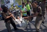 Yogyakarta (Antara Bali) - Aparat gabungan dari Polres Bantul, Satpol PP Provinsi DIY dan Kabupaten Bantul melakukan razia gelandangan pengemis di kawasan Ring Road Selatan, Bantul, Yogyakarta, Senin (13/8). Petugas menangkap 18 gelandangan pengemis. FOTO ANTARA/Sigid Kurniawan/nym/2012.