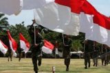 Banda Aceh (Antara Bali) - Prajurit TNI Kodam Iskandar Muda berlatih untuk persiapan acara memeriahkan HUT Kemerdekaan RI di Banda Aceh, Kamis (16/8). Perayaan HUT ke-67 Proklamasi Kemerdekaan RI di Aceh akan dipusatkan di lapangan Blang Padang. FOTO ANTARA/Irwansyah Putra/nym/2012.