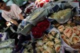 Jakarta (Antara Bali) - Penjual menata berbagai bunga hias di pusat penjualan bunga di pasar Rawa Belong, Jakarta, Sabtu (18/8). Jelang Hari Raya Idul Fitri penjualan bunga hias di pasar tersebut mengalami peningkatan. FOTO ANTARA/M Agung Rajasa/ADT/2012