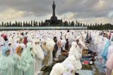 Denpasar (Antara Bali) - Sejumlah Umat Islam menggelar Sholat Id di Lapangan Puputan Margarana, Denpasar, Bali, Minggu (19/8). Sekitar 20 lokasi di Denpasar dijadikan tempat persembahyangan pada hari pertama Idul Fitri 1433H. FOTO ANTARA/Nyoman Budhiana/nym/2012.