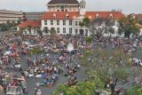 JAKARTA (Antara Bali) - Sejumlah warga berwisata di Kawasan Kota Tua, Jakarta, Selasa (21/8). Kota Tua sebagai menjadi salah satu pilihan masyarakat Jakarta ataupun luar Jakarta, untuk mengisi libur lebaran karena selain berekreasi, juga dapat menikmati bangunan tua peninggalan jaman Belanda. FOTO ANTARA/Zabur Karuru/ADT/2012