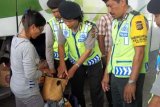 Badung (Antara Bali) - Petugas gabungan dari Polres, Satpol PP, dan Dishub Badung melakukan sidak kepada penumpang di terminal Mengwi, Badung, Bali Rabu (22/8). FOTO ANTARA/Dewa Wiguna/ADT/2012