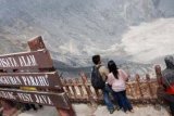 Lembang (Antara Bali) - Sejumlah pengunjung menikmati suasana Taman Wisata Alam Gunung Tangkuban Parahu, Kab. Bandung, Jabar, Jumat (24/8). Wisata Gunung Tangkuban Parahu kembali dibuka untuk umum usai pemblokiran pintu masuk sejak Senin (20/8) yang dilakukan masyarakat dan pedagang setempat terkait kasus penolakan terhadap perusahaan yang akan mengelola obyek wisata tersebut. FOTO ANTARA/Fahrul Jayadiputra/nym/2012.
