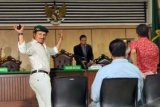 Jakarta (Antara Bali) - Terdakwa John Kei (2 kiri) mengangkat tangannya dan dua rekannya, Mukhlis (ketiga kanan) dan Josep (kedua kanan) usai mengikuti sidang perdana kasus pembunuhan bos PT Sanex Steel, Tan Harriy Tantono, yang digelar di Pengadilan Negeri Jakarta Pusat, Selasa (28/8). Terdakwa John Kei dijerat oleh Jaksa dengan pasal pembunuhan berencana dengan ancaman hukuman maksimal hukuman mati. FOTO ANTARA/Zabur Karuru/nym/2012.
