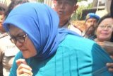 Jakarta (Antara Bali) - Terdakwa kasus kecelakaan yang menewaskan sembilan pejalan kaki, Afriyani Susanti (tengah) digiring ke ruang sidang di Pengadilan Negeri Jakarta Pusat, Rabu (29/8). Majelis hakim menjatuhkan vonis 15 tahun penjara kepada terdakwa Afriani Susantsi atas kasus tersebut. FOTO ANTARA/Zabur Karuru/nym/2012.