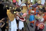 Anak-anak Ubud menari Barong di jalanan 