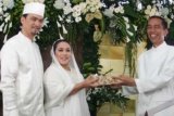 Solo (Antara Bali) - Artis dan komedian, Nunung bersama suaminya, Iyan menerima kado dari Walikota Solo, Jokowi seusai melangsungkan Akad Nikah di Sumber, Solo, Jateng, Kamis (30/8). Jokowi diundang khusus oleh pasangan Nunung dan Iyan untuk memberikan doa bagi pernikahan mereka. FOTO ANTARA/Akbar Nugroho Gumay/nym/2012.