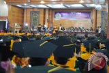 Rektor Universitas Tanjungpura Pontianak, Prof Dr Thamrin Usman DEA mengharapkan 1.544 mahasiswa yang baru diwisuda serta seluruh alumni bisa meningkatkan moralitas saat mengabdikan diri kepada masyarakat, mengingat bangsa ini sangat memerlukan masyarakat yang memiliki moral yang baik. ANTARA Kalbar/Rendra Oxtora