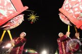 Martapura, 12/8 - FESTIVAL BEDUG - Salah satu finalis menampilkan kreatifitas pukulan pada Festival Bedug 1433 Hijriah di lapangan Cahaya Bumi Selamat Martapura Kabupaten Banjar Kalimantan Selatan, Sabtu (11/8). Festival Bedug tiap akhir ramadhan menjadi agenda rutin pariwisata pemerintah kabupaten Banjar yang diharapkan mampu menarik minat wisatawan berkunjungn ke kota yang dikenal sebagai Serambi Mekah Kalimantan Selatan. Foto ANTARA/Herry Murdy Hermawan/B
