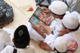 Banjarmasin, 1/8 - BUKU SIKSA NERAKA - Santri pesantren Ramadhan melihat buku bergambar siksa neraka saat mengikuti pesantren ramadhan di Masjid Raya Sabilal Muhtadin Banjarmasin, Rabu (1/8). Remaja Majid Raya Sabilal Muhtadin menggelar pesantren kilat Ramadhan selama 18 hari pertama yang diikuti 500 lebih santri dari berbagai usia sekolah. Foto ANTARA/Herry Murdy Hermawan/B 