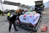 Seorang petugas PMI mengecek barang bantuan untuk korban konflik Myanmar di Bandara Halim Perdanakusuma, Jakarta, Sabtu (25/8). PMI mengirim delapan personil dengan membawa bantuan kemanusiaan berupa 500 paket Hygiene kit, 3.000 selimut dan 10.000 sarung dengan total kapasitas seberat 7,5 ton. FOTO ANTARA/Dian Dwi Saputra/