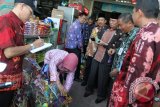 Banjarmasin, 14/8 - SIDAK MINI MARKET - Walikota Banjarmasin H Muhidin dan Sekdako Zulfadli Gazali memperhatikan minuman yang diambil dari satu parcel saat melakukan sidak di salah satu minimarket Banjarmasin, Selasa (14/8). Dalam sidak tersebut tidak ditemukan makanan kadaluarsa yang tidak layak konsumsi. Foto ANTARA/Herry Murdy Hermawan/B