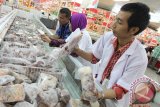 Banjarmasin, 14/8 - PERIKSA DAGING BEKU - Petugas memeriksa kemasan daging beku di salah satu pasar modern di kota Banjarmasin, Selasa (14/8). Sejak awal ramadhan Distankan kota Banjarmasin membentuk 8 tim melakukan inspeksi ke beberapa pasar modern dan tradisional untuk memeriksa bahan pangan seperti telur, daging dan ikan layak di konsumsi masyarakat. Foto ANTARA/Herry Murdy Hermawan/B